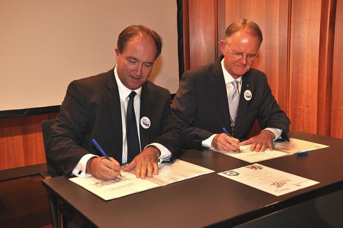 Député-maire Claude Sturni und Oberbürgermeister Hans-Dieter Schlimmer bei der Unterzeichnung der neuen Partnerschaftsversprechen